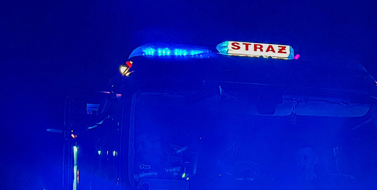 Nocna akcja nad jeziorem. Mężczyzna zniknął pod wodą.