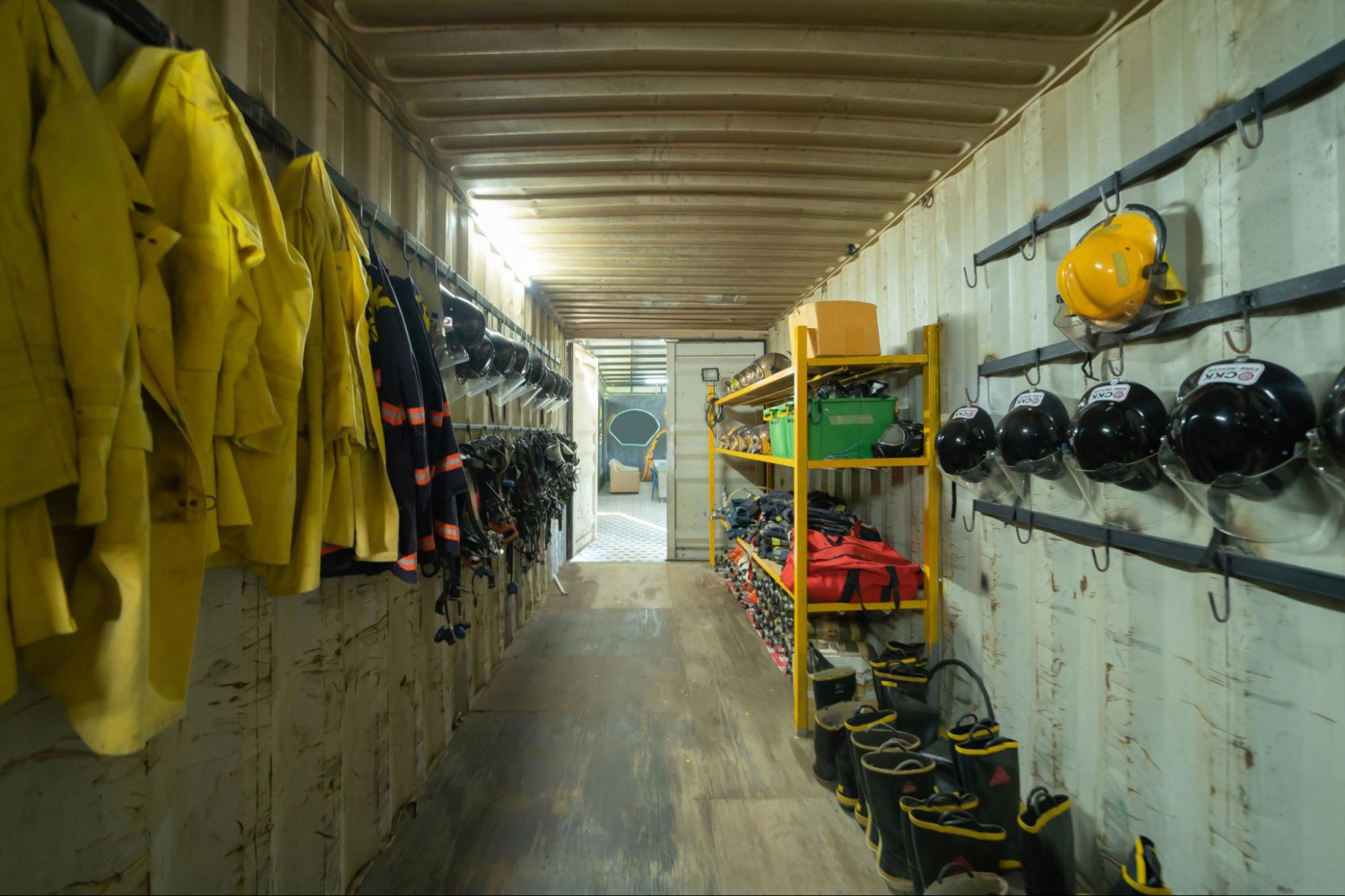 kontener morski pełniący funkcję magazynu sprzętu strażackiego