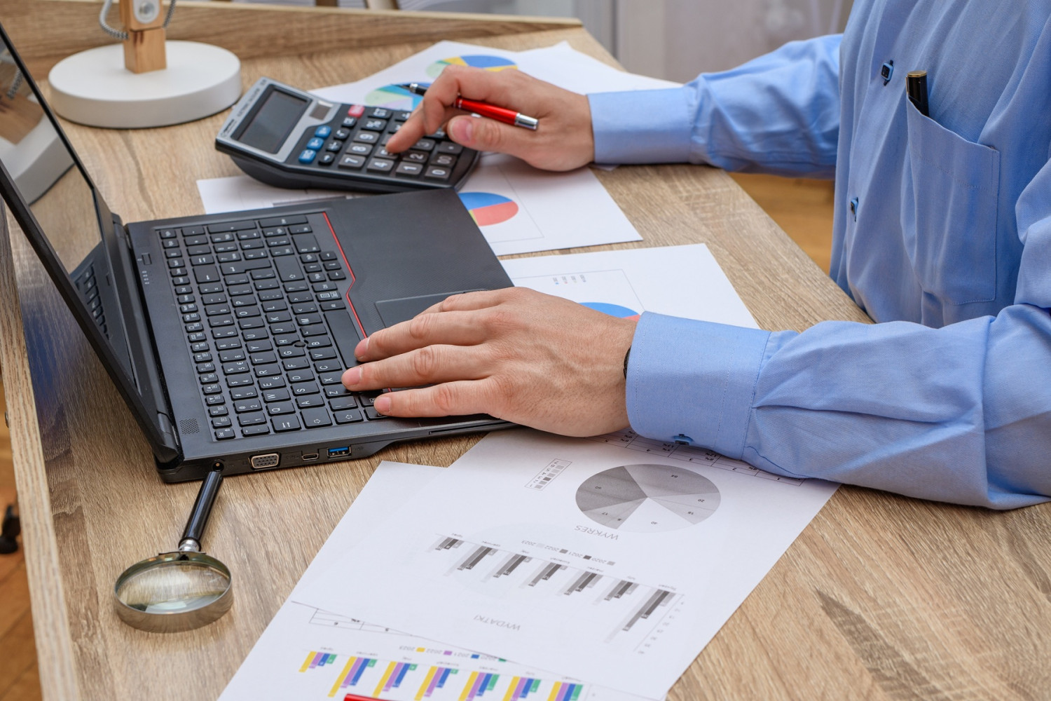 Wystawianie faktur ustrukturyzowanych w systemie KSeF &ndash; faktura VAT, faktury korygujące i zaliczkowe zgodnie z ustawą VAT i wymogami Ministerstwa Finans&oacute;w.